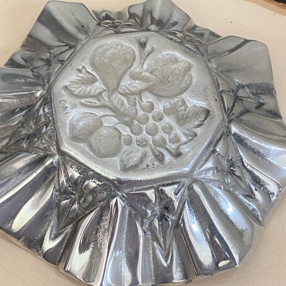 Vintage Pewter Serving Bowl Silver Metal Fluted Ruffled Embossed Fruit Design - Picture 4 of 10